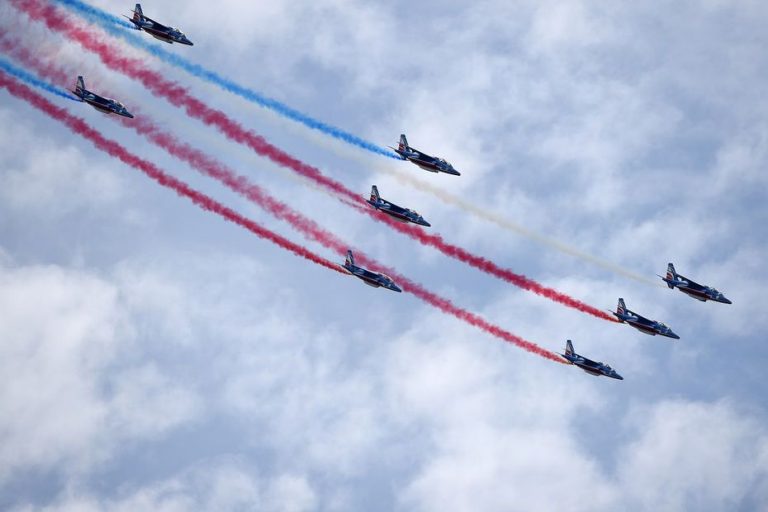 En hommage aux militaires morts cette année, la patrouille de France survolera Toulouse le 15…