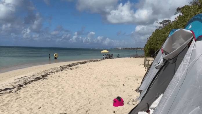 Guadeloupe : des familles passent Pâques à la plage