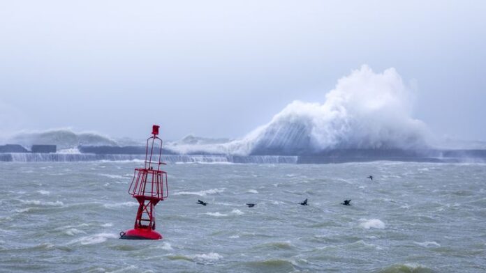 Météo : la Manche, le Pas-de-Calais et la Seine-Maritime placés en vigilance orange en raison de risques de vents violents