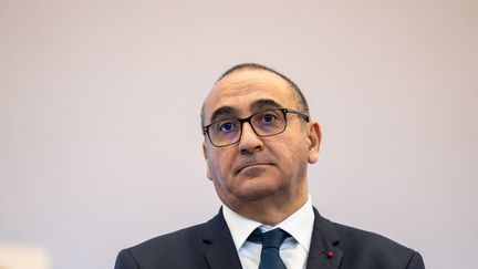 Paris : un policier sort son arme devant une voiture à l'arrêt, le préfet parle d'un