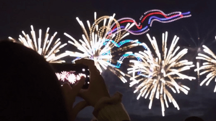 Paris 2024 : à Marseille, un spectacle lumineux à base de drones pour célébrer l’arrivée de la flamme olympique