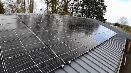 Environnement : des mairies installent des panneaux solaires sur les toits des écoles grâce à des projets citoyens