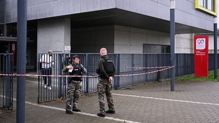 Ce que l'on sait de l'agression au couteau d'une professeure par un élève qui a ensuite retourné l'arme contre lui