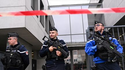 Professeure poignardée dans le Bas-Rhin : des dessins néonazis découverts dans les cahiers de l'adolescent de 14 ans interpellé