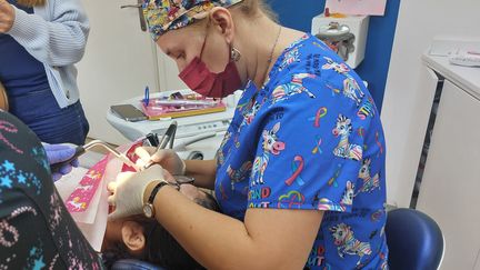 REPORTAGE. Dessins animés, gaz hilarant... Des dentistes s'adaptent pour accueillir de jeunes patients handicapés