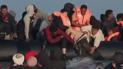Manche : Bébé à bord, eau jusqu’aux coudes, des migrants tentent la traversée vers l’Angleterre