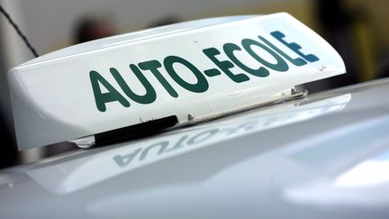 Mobilisation des auto-écoles : 500 voitures d'auto-écoles convergent vers la place de la Nation à Paris