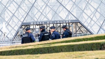 Cambriolage au musée du Louvre : cinq nouvelles personnes interpellées, dont l'un des principaux suspects, annonce la procureure de Paris