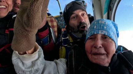 À 90 ans, Michelle réalise son rêve et saute en parachute pour souffler ses bougies