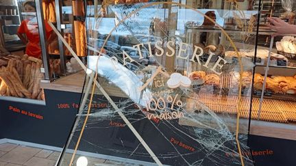 Loire : un sanglier, pourchassé par des chiens lors d'une battue, a percuté la vitrine d'une boulangerie