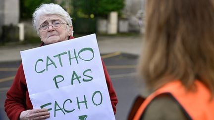 Propos révisionnistes, chant