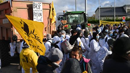 Près de 400 manifestants ont bloqué une usine BASF en Seine-Maritime, près de Rouen, accusée de rejeter des polluants éternels