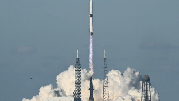 Blue Origin, de Jeff Bezos, réussit la prouesse de récupérer le propulseur de sa grande fusée