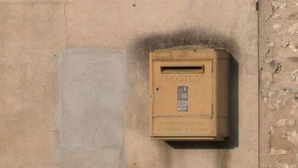 “Qu’ils écoutent le terrain” : des maires dénoncent la suppression des boîtes aux lettres