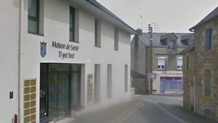 Reportage. Déserts médicaux : dans le Morbihan, un médecin volontaire à la retraite reprend du service malgré les obstacles administratifs et techniques