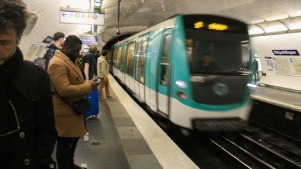 Attaque au couteau dans le métro parisien : on vous explique l'imbroglio autour de la nationalité du suspect, un Français sous OQTF