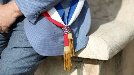 Trois questions autour du départ soudain à Tahiti du maire d'un village des Pyrénées-Orientales