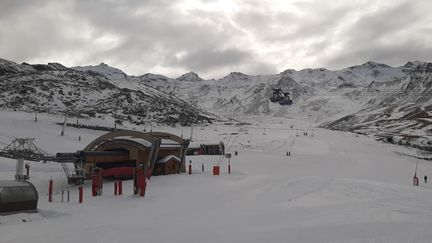En Savoie, un skieur décède après avoir percuté un rocher en faisant du hors-piste à Val Thorens