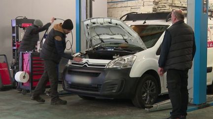 Dans le Cantal, un garage solidaire propose de louer du matériel pour réparer soi-même sa voiture, à moindres frais