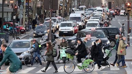 Vrai ou faux. À Paris, Anne Hidalgo a-t-elle réduit ou aggravé les bouchons et la pollution ?