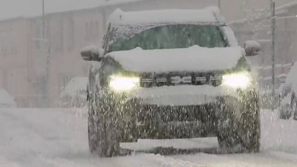 Neige et verglas : pagaille sur les routes du Nord-Ouest, les automobilistes à l'arrêt