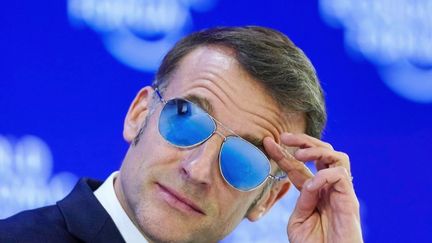 Emmanuel Macron : ses lunettes de soleil très recherchées par les clients