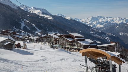 Trafic de protoxyde d'azote dans une station de ski en Savoie : un réseau démantelé, plus de 6 000 bouteilles saisies