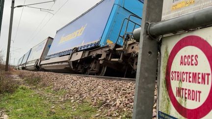 En Normandie, un chantier hors normes de la SNCF pour relever les 17 wagons d'un train de marchandises qui a déraillé sur les voies
