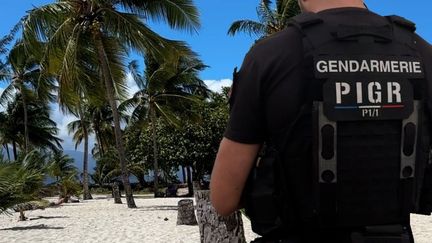 PODCAST. 52 morts en un an en Guadeloupe, 100 aliments moins chers et Sam Sauvage insulté : ça dit quoi ce 17 février ?