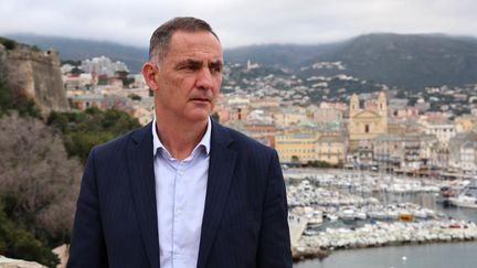 L'autonomiste Gilles Simeoni devance ses concurrents à Bastia lors du 1er tour des élections municipales 2026, selon une estimation Ipsos-BVA