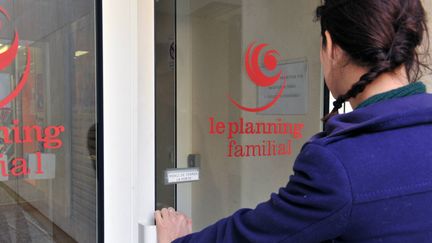 De nouveaux tags anti-avortement découverts sur l'entrée du Planning familial de Strasbourg au lendemain de la Journée internationale des droits des femmes