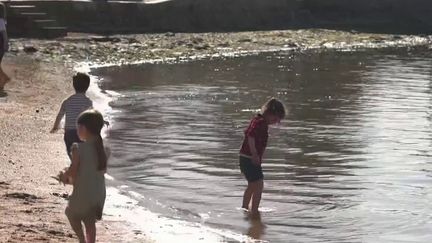 En Bretagne, les Français profitent du soleil et des records de températures