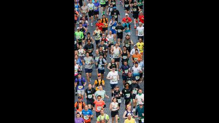 Fatigue, ravito, pancartes... On a assisté au Marathon de Paris 2026