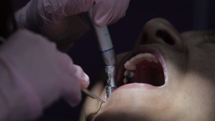 Des patients appelés à se faire dépister après la fermeture d'un cabinet dentaire pour des manquements aux règles d'hygiène et d’asepsie dans la Manche