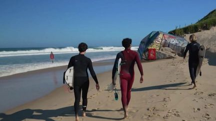 Sur la côte landaise, touristes et surfeurs profitent d’un avant-goût d’été