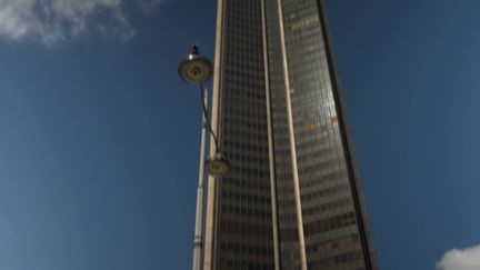 Paris : un homme escalade à mains nues la Tour Montparnasse