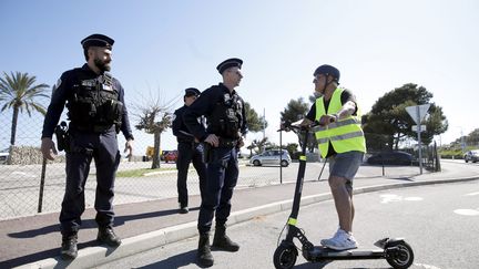 La ville de Calais rend obligatoire le port du casque pour les conducteurs de trottinettes électriques