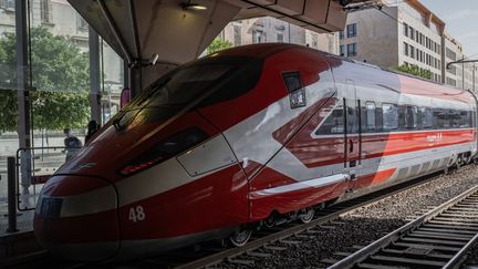 Deux trains Trenitalia bloqués toute la nuit en pleine voie en Bourgogne à la suite d'un