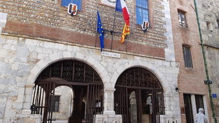 À Perpignan, un ancien membre de la majorité municipale RN, qui arborait un tatouage nazi, écarté de la mairie