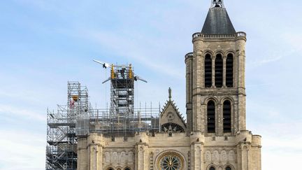 La préfecture de Seine-Saint-Denis porte plainte après le déploiement d'une banderole raciste sur le fronton de la basilique