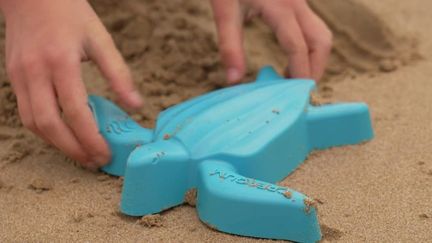 Recyclage : transformer les chewing-gums en jeux de plage, l'idée d'une biologiste pour dépolluer les littoraux