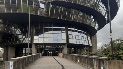 Un conducteur mis en examen pour homicide aggravé après la mort d'un cycliste près de Rennes