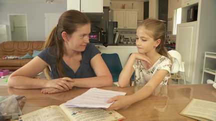 Une fillette scolarisée à domicile décroche le brevet à 9 ans, son père assure que