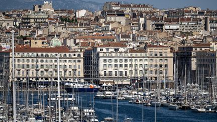 Deux bateaux en feu dans le Vieux-Port de Marseille, neuf personnes blessées