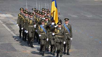 Des militaires ukrainiens marchent à Paris pour le défilé du 14-Juillet aux côtés de la