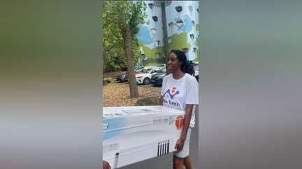 De jeunes bénévoles offrent des climatiseurs à des personnes âgées vulnérables