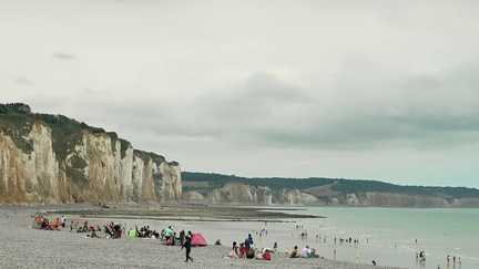 La côte normande et sa fraîcheur font le plein de touristes… Jusqu'à faire de l'ombre au Sud en été ?
