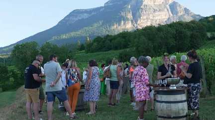 En Savoie, déguster un apéritif au pied des vignes, l'idée de domaines viticoles pour faire redécouvrir le terroir aux habitants
