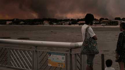 Incendie au Cap-Ferret : près de 1 500 personnes ont fui les flammes par la mer