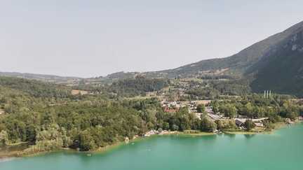 Face à la canicule, le lac d'Aiguebelette, en Savoie, est très prisé